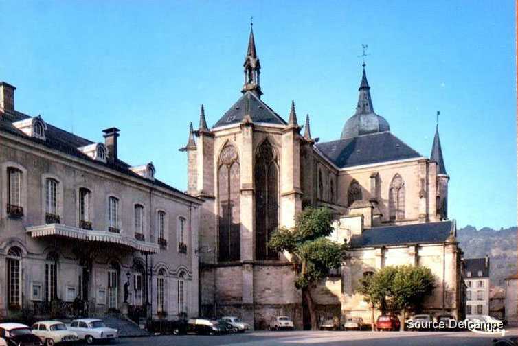 88 Remiremont Eglise et Hotel de Ville.jpg